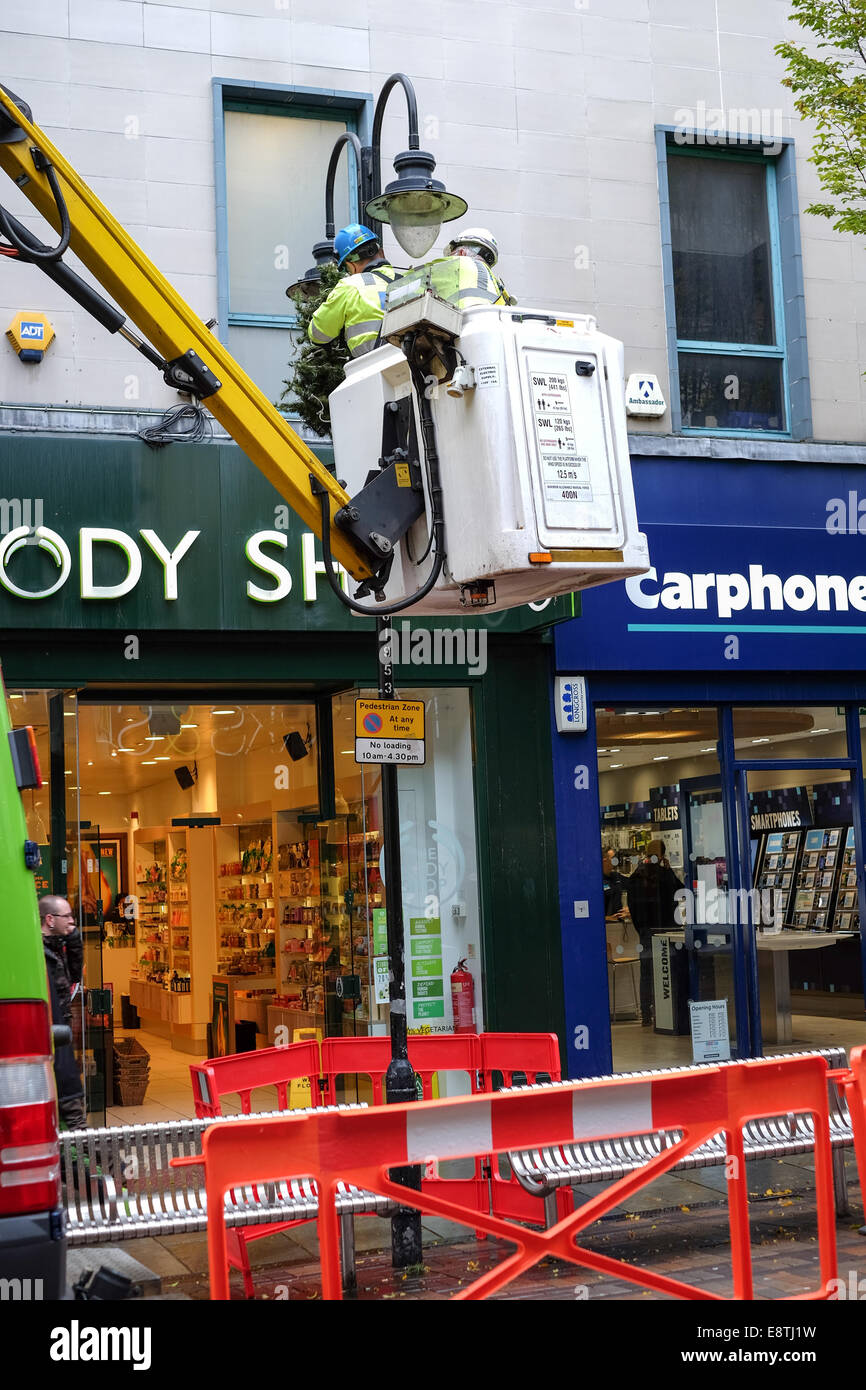 Weihnachtsbeleuchtung und Hubarbeitsbühne, Stadtzentrum Nottingham, UK. Stockfoto