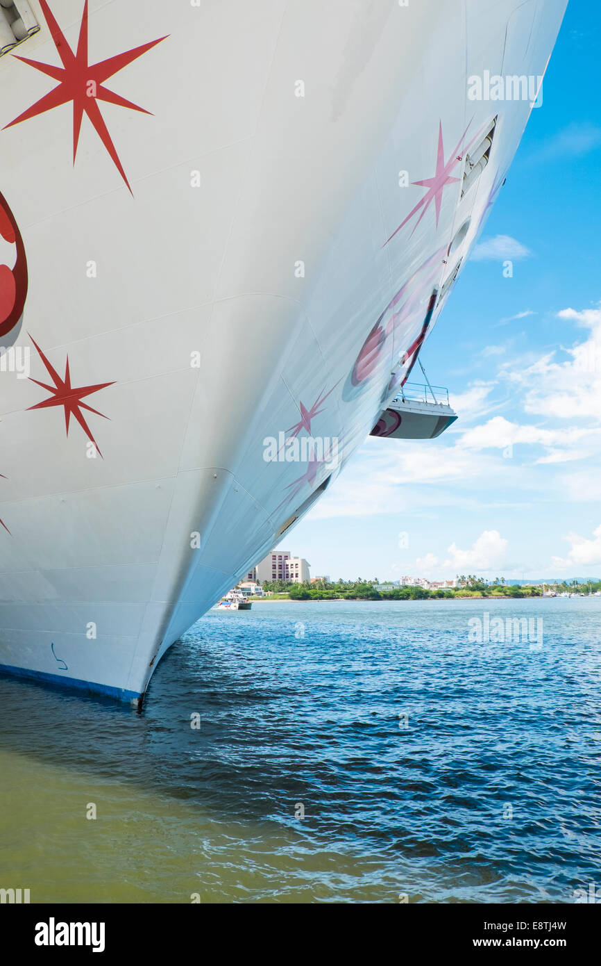 Nahaufnahme von Kreuzfahrt Schiff Schleife am Hafen in Puerto Vallarta, Mexiko, Norwegian Pearl von NCL Norwegian Cruise Lines im Oktober 2014 Stockfoto