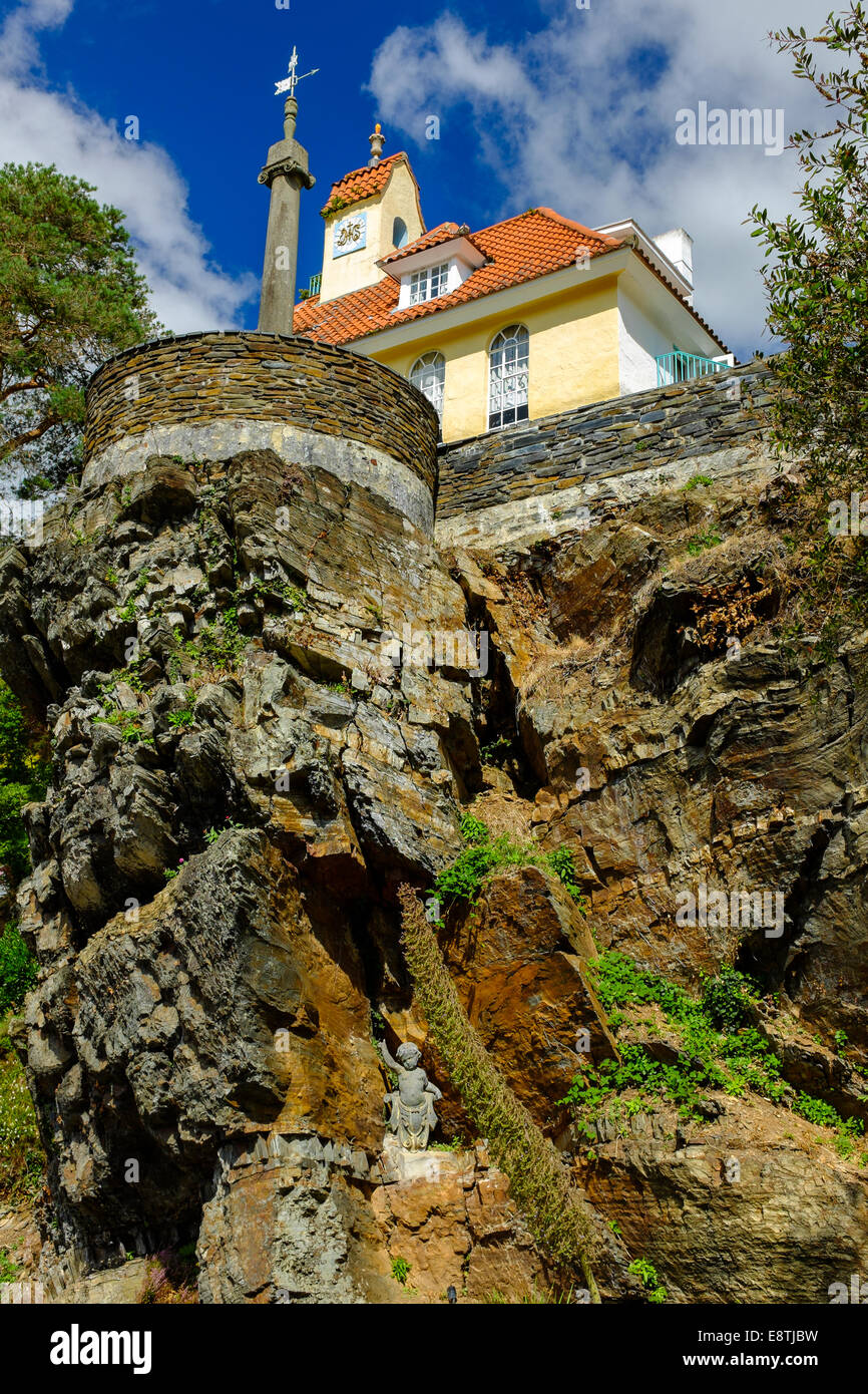 Cherub Statue und 'The Chantry' Haus am 7. September 2014 in Portmeirion, North Wales, UK Stockfoto