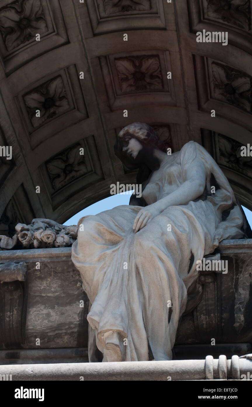 Buenos Aires, Argentinien: s Statue von einem Grab auf dem Friedhof von Recoleta, dem berühmtesten Argentinischen historische Friedhof, auf dem Evita Perón begraben ist Stockfoto