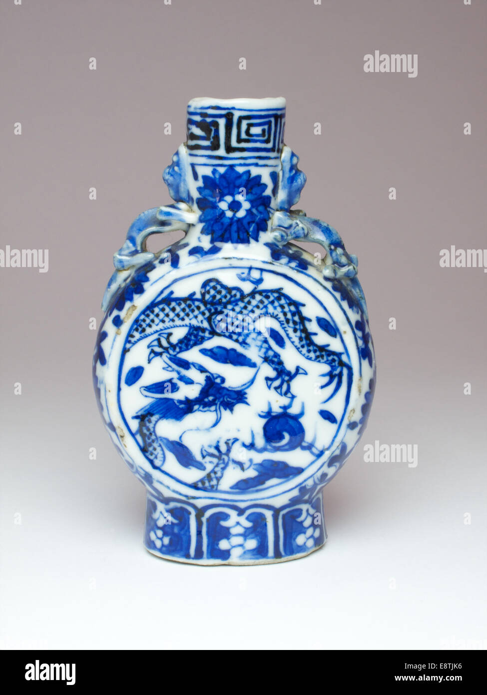 chinesischen blauen und weißen Porzellanvase. Handgemalt mit Drachen jagen eine flammende Perle Stockfoto