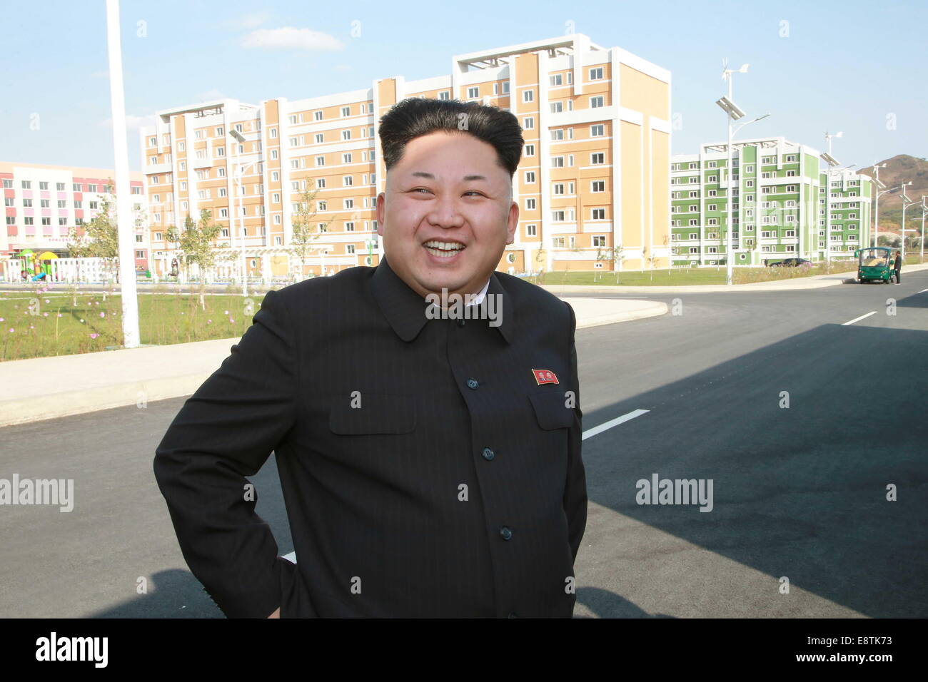 Pyongyang. 14. Oktober 2014. Diesem undatierte Foto zur Verfügung gestellt von der Korean Central News Agency zeigt Top-Leader der Demokratischen Volksrepublik Korea (DVRK) Kim Jong Un geben-Ort-Anleitung zu einem neu gebauten Wissenschaftler Wohnviertel. Bildnachweis: KCNA/Xinhua/Alamy Live-Nachrichten Stockfoto