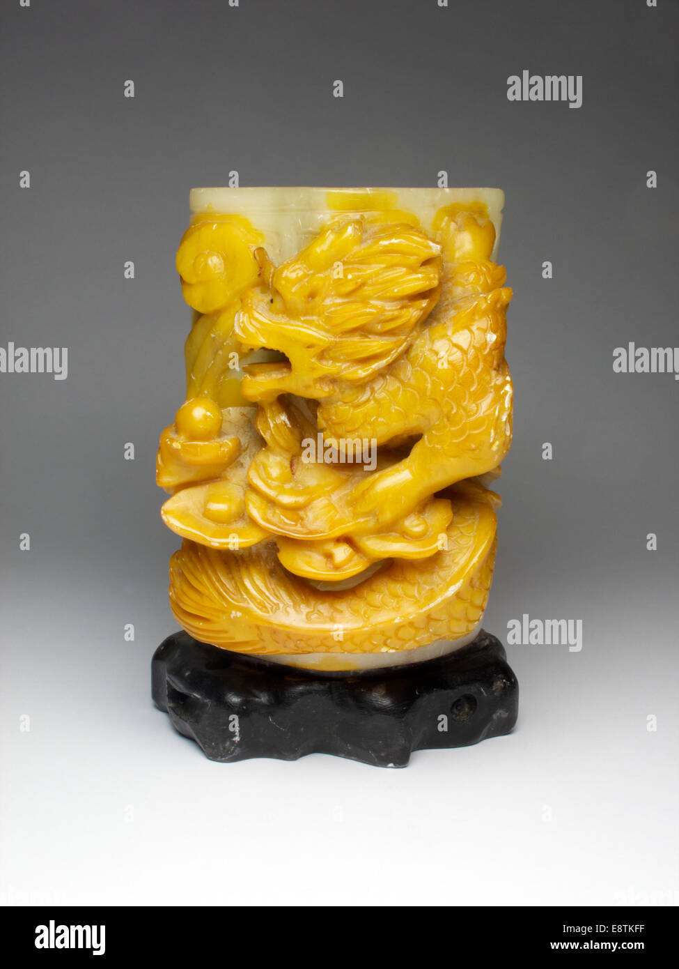 Chinesischer Speckstein Vase mit einem Drachen geschnitzt Stockfoto