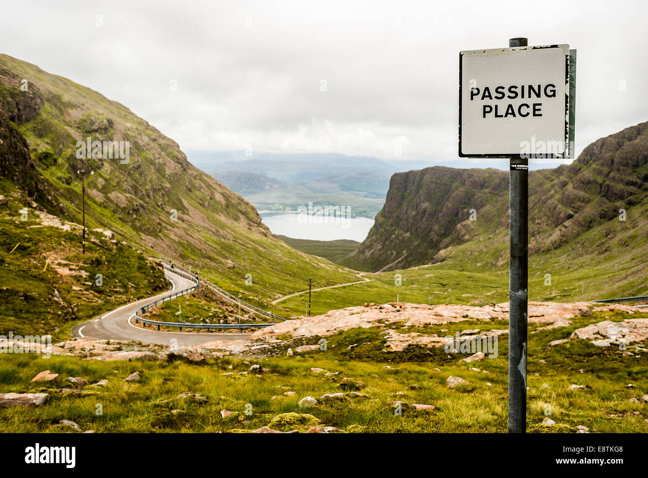 Melden Sie sich auf eine schmale Bergstraße in Schottisches Hochland mit Bestimmung für PASSING PLACEs Stockfoto