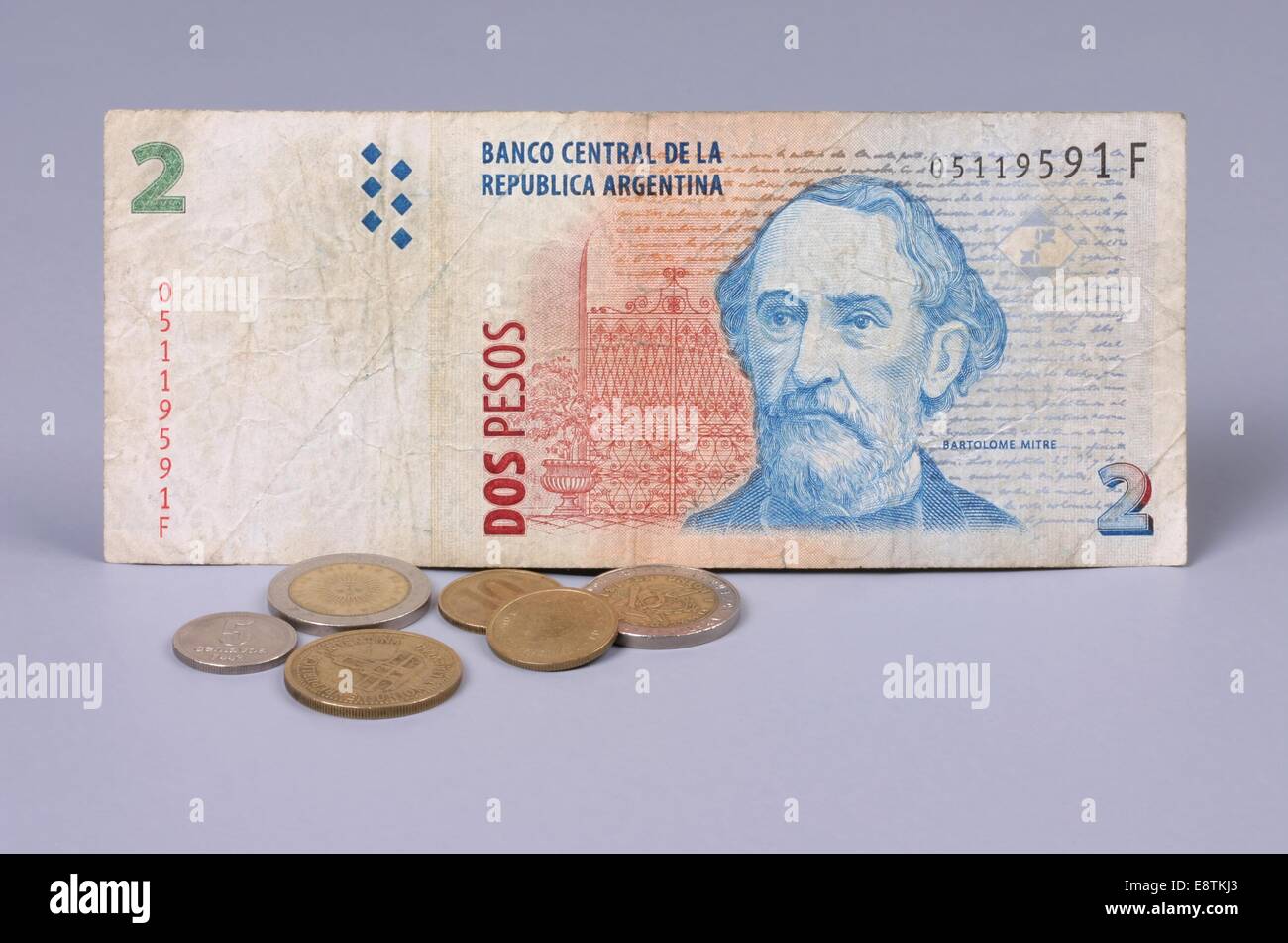 Vorderseite der argentinischen 2 Peso Bill und Centavos-Münzen Stockfoto
