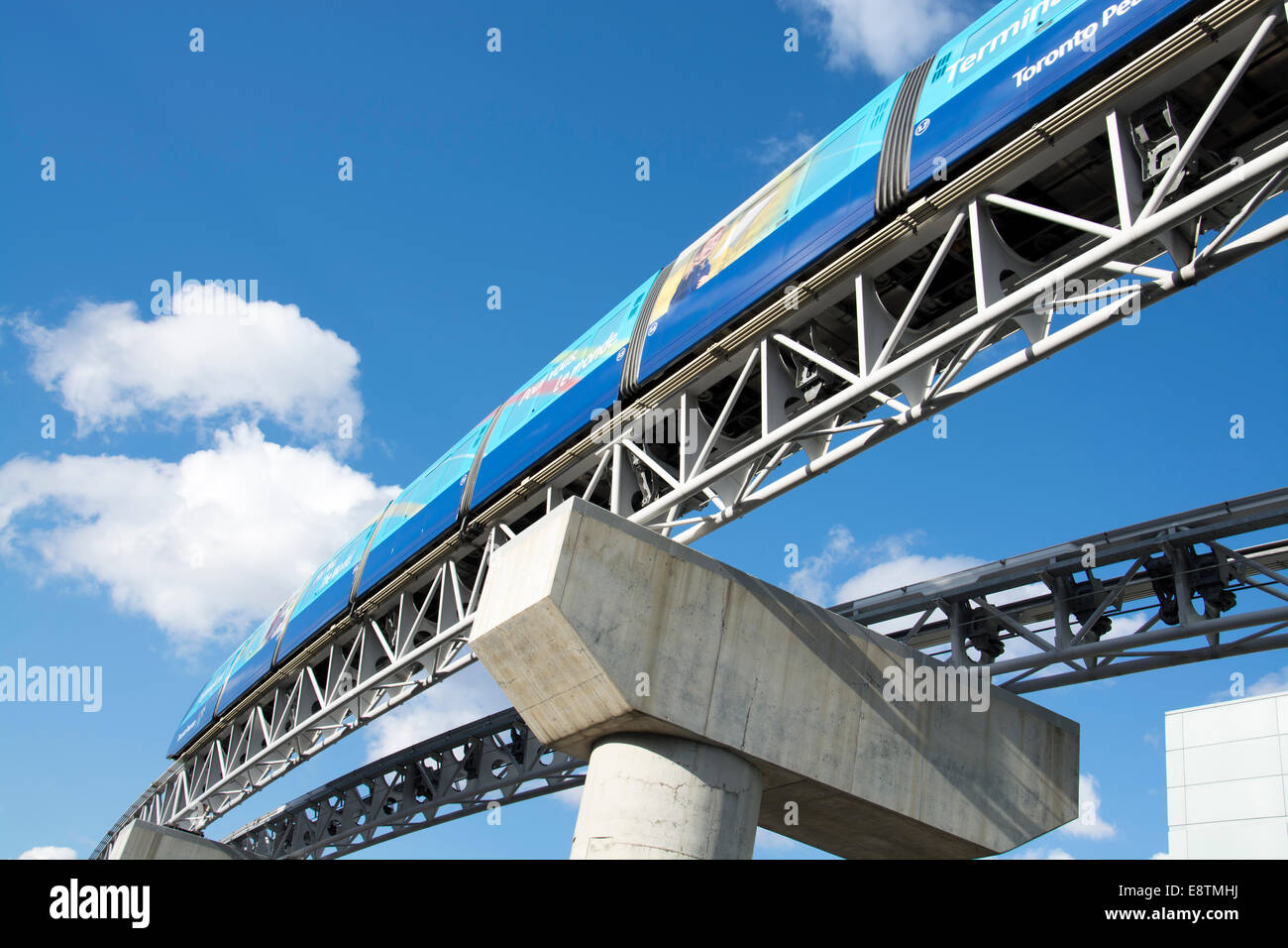 Futuristische Monorail Shuttle-Zug am Flughafen Toronto-Pearson, Kanada. Stockfoto