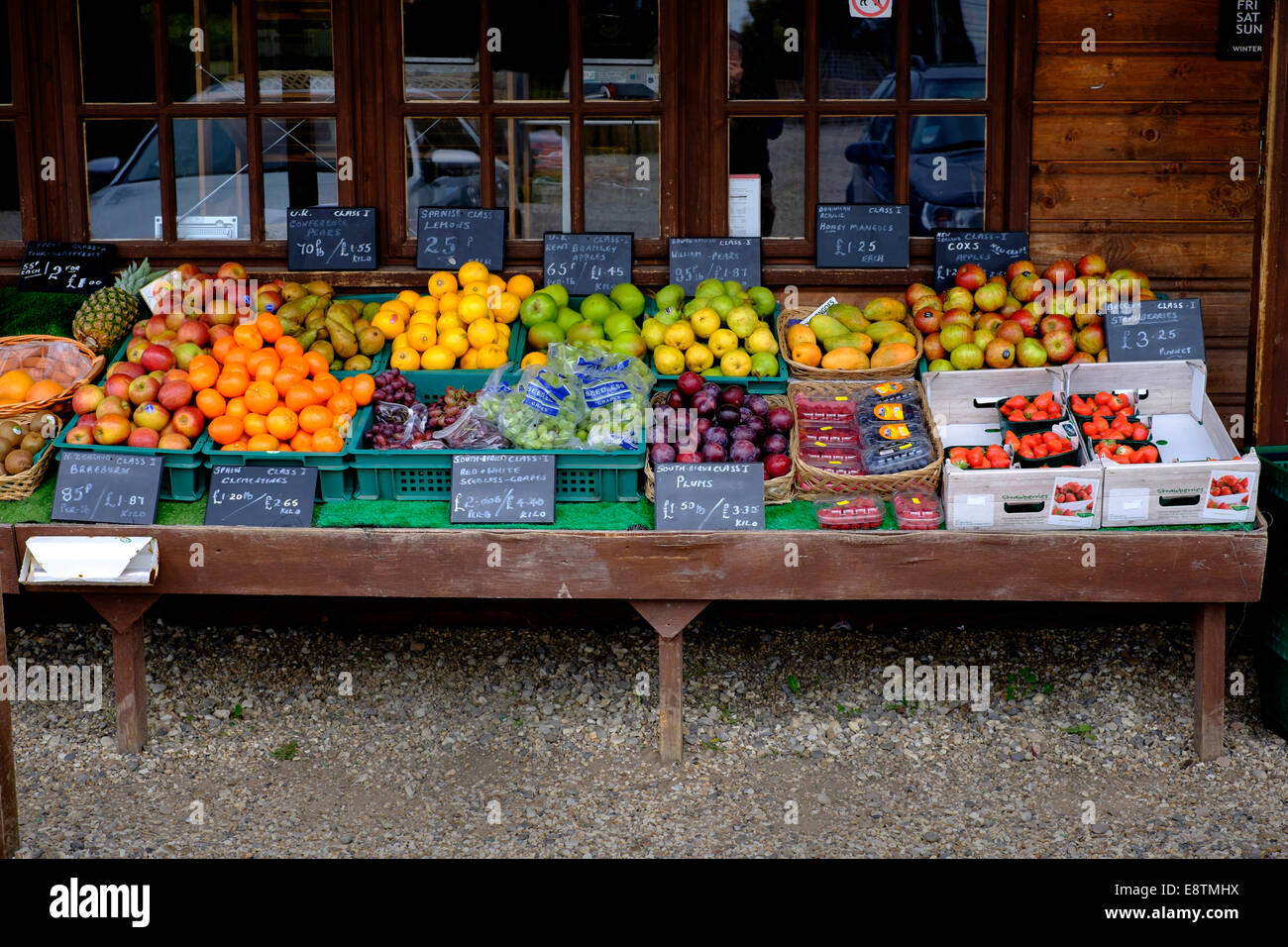 Obst-Anzeige im Hofladen Stockfoto