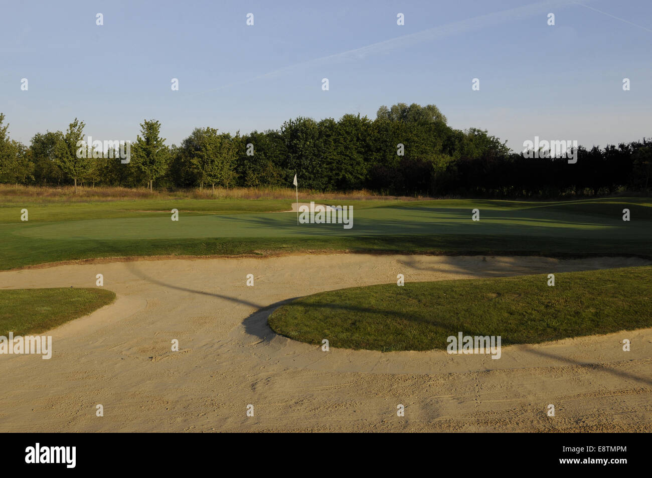 Blick auf das 18. Grün mit Großbunker in Front Windlesham Golf Club Bagshot Surrey England Stockfoto