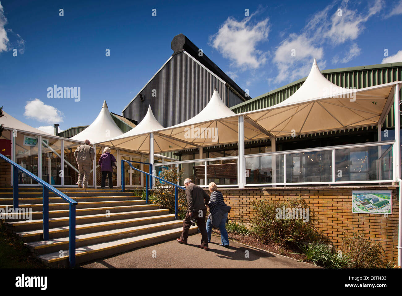 Großbritannien, England, Devon, Great Torrington, Dartington Kristall, Besucher in Fabrik tour Eingang Stockfoto