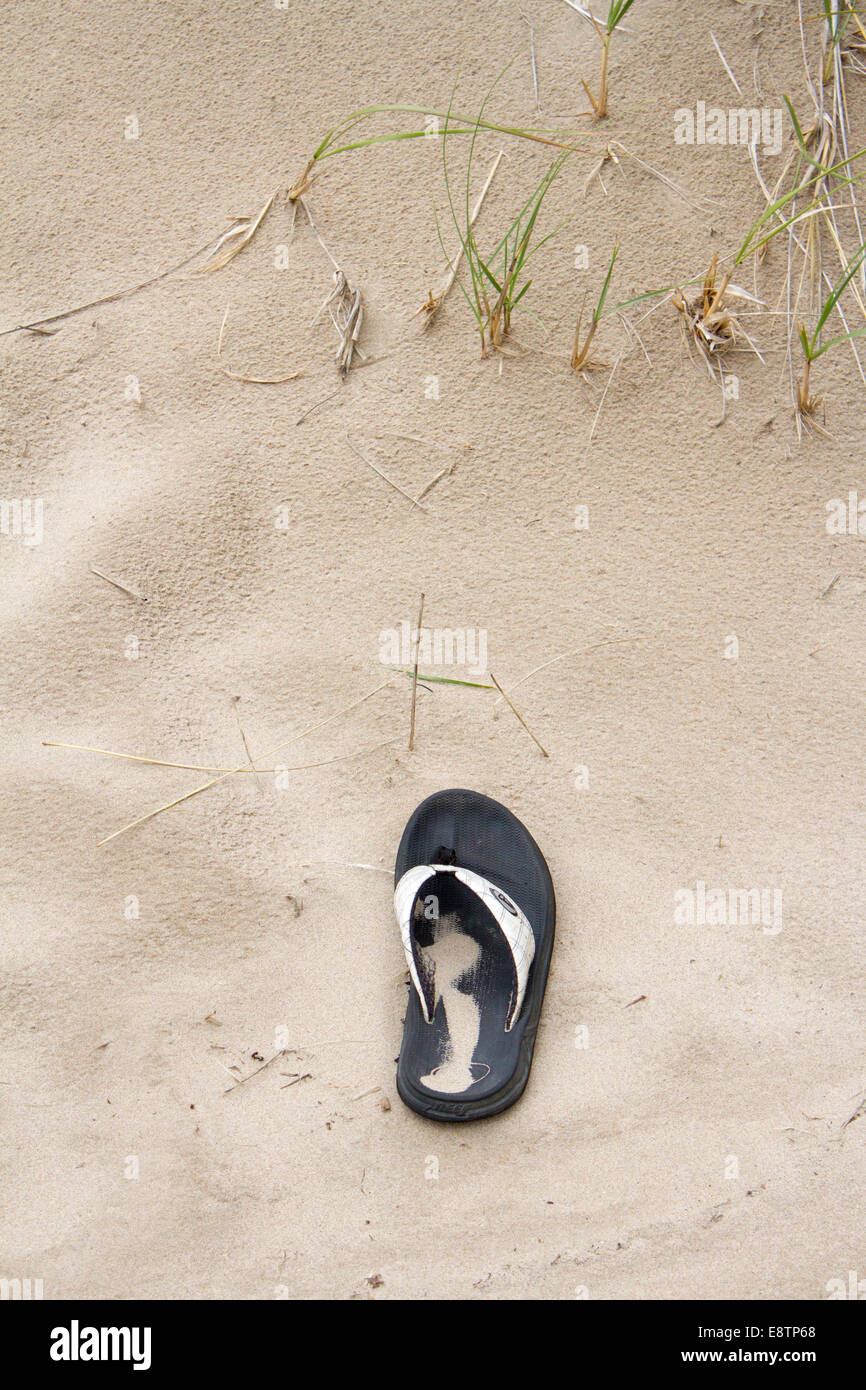 Ein einsamer Flip Flop sitzt in den Sand am Grand Bend, Ontario, Kanada Stockfoto