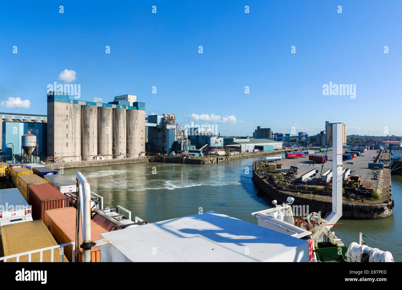 Der Hafen von Liverpool aus dem Deck einer P & O Irish Ferries Fähre, Merseyside, Großbritannien Stockfoto
