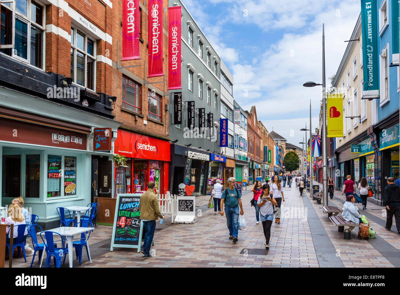 Geschäfte und Cafés Ann Street in der City-Zentrum, Belfast, Nordirland, Vereinigtes Königreich Stockfoto