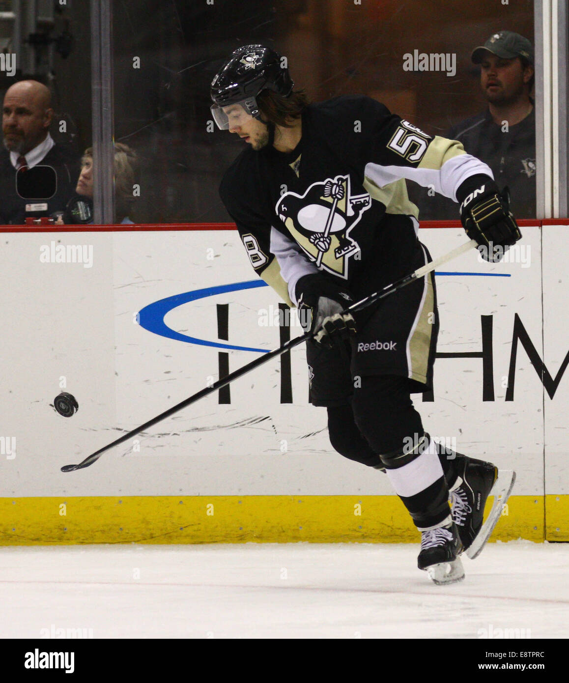 Pittsburgh, Pennsylvania, USA. 22. Oktober 2011. Pinguin Verteidigung Mann Kris Letang (58) zeigt seine Hand-Auge-Koordination. Am Ende der ersten Periode ist Pittsburgh auf New Jersey 1-0. Brian Kunst/Southcreek/ZUMAPRESS.com/Alamy © Live-Nachrichten Stockfoto