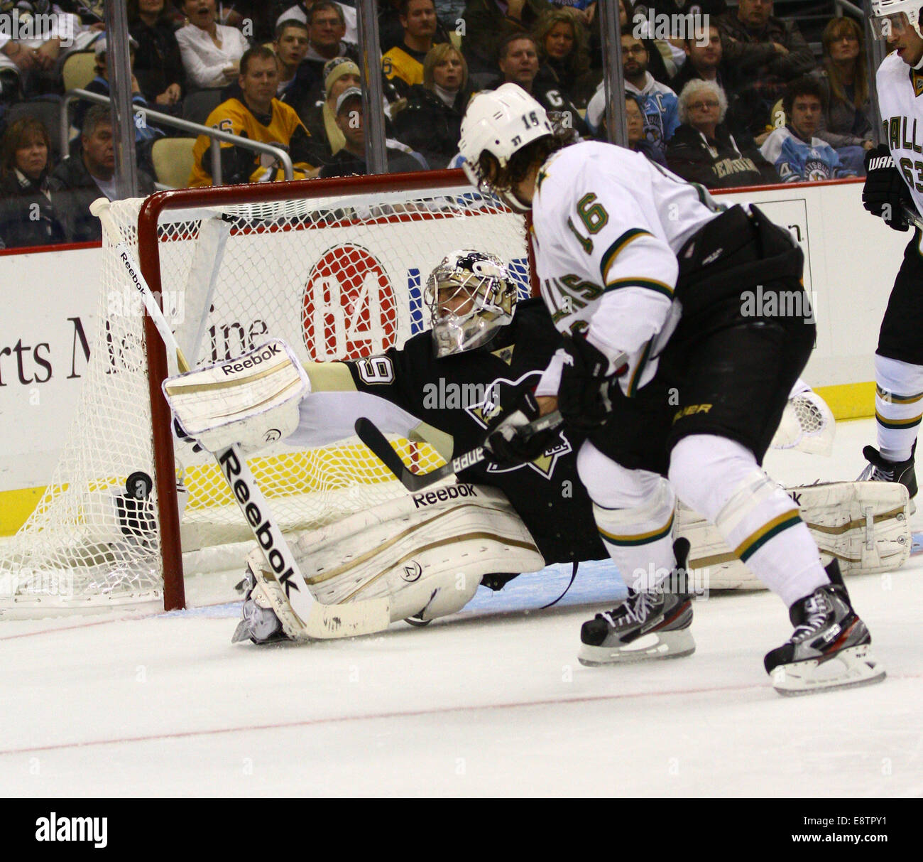 11. November 2011 - sparen Pittsburgh, Pennsylvania, USA - Pinguine Torhüter Marc-Andre Fleury (29) eine harte Macht gegen Sterne reichen Flügel Adam Burish (16). Dallas ist auf Pittsburg 1: 0 am Ende der ersten Periode. (Kredit-Bild: © Brian Kunst/Southcreek/ZUMAPRESS.com) Stockfoto