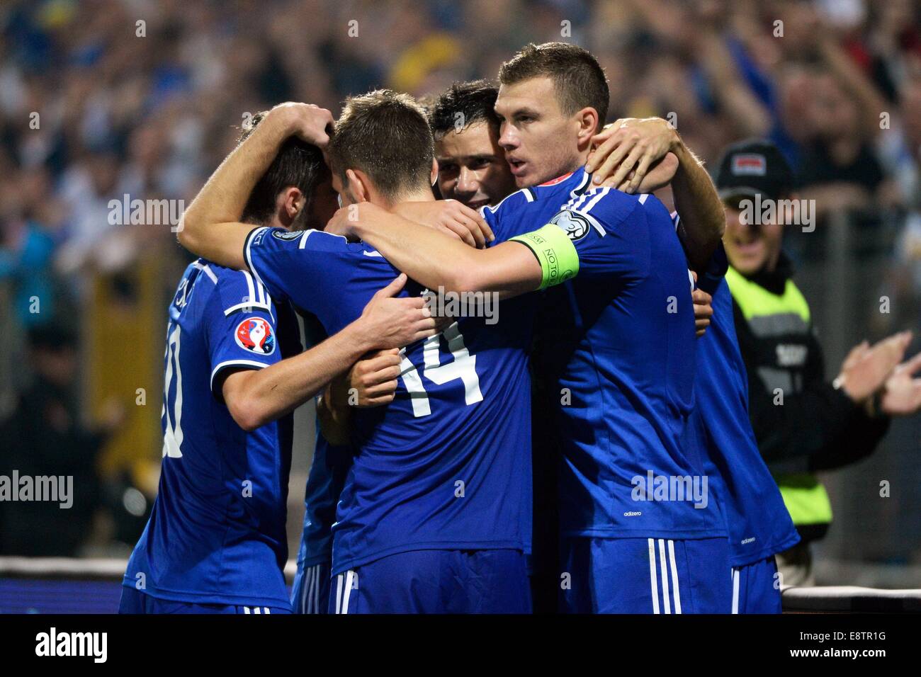 13.10.2014. Zenica, Bosnien und Herzegowina. Euro 2016-Qualifikationsspiel. Bosnien-Herzegovine gegen Belgien.  Edin Dzeko (BOS) feiert das Ziel mit der Mannschaft Stockfoto