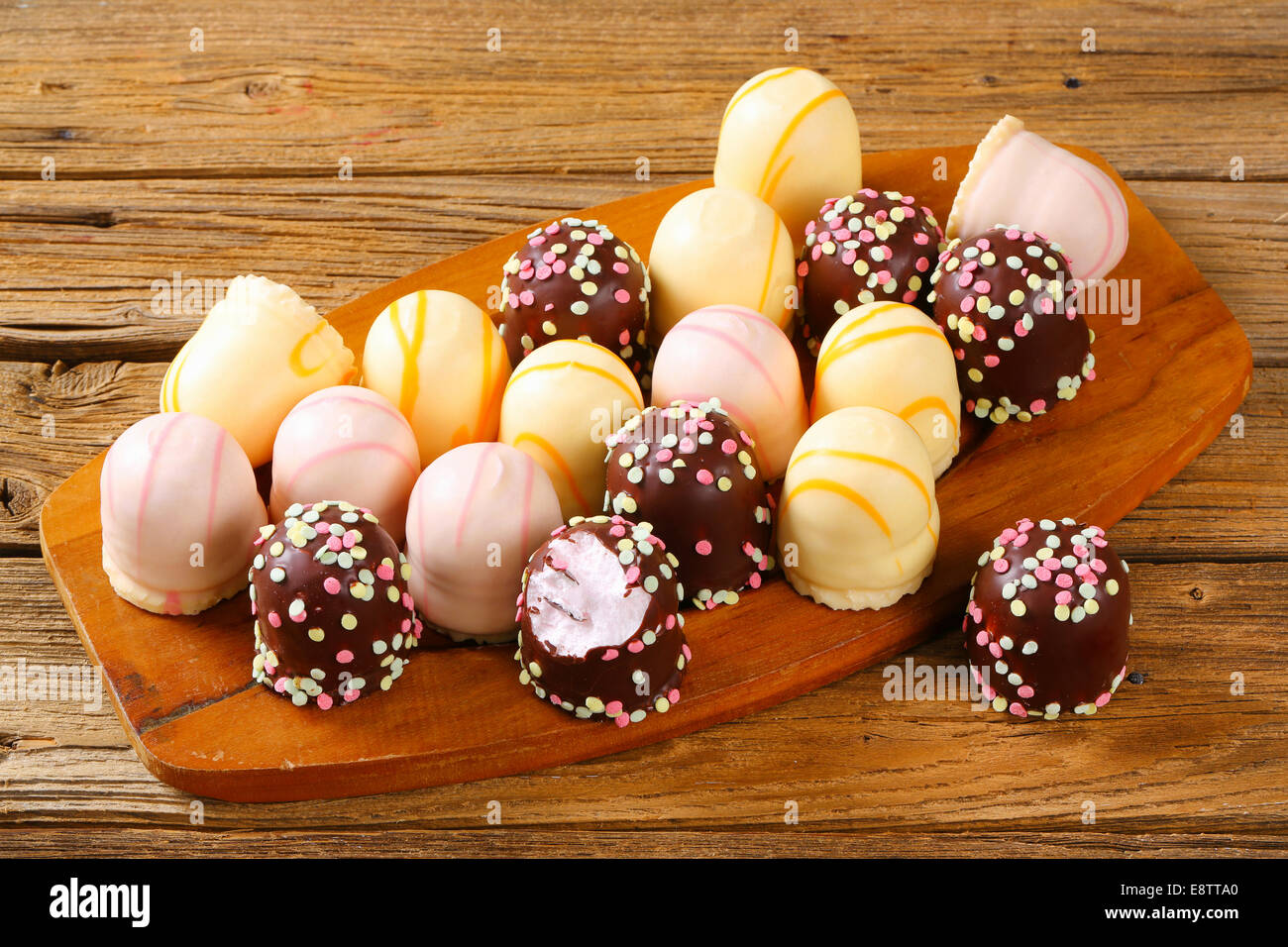 Sortierte Marshmallow behandelt auf Holzbrett Stockfoto