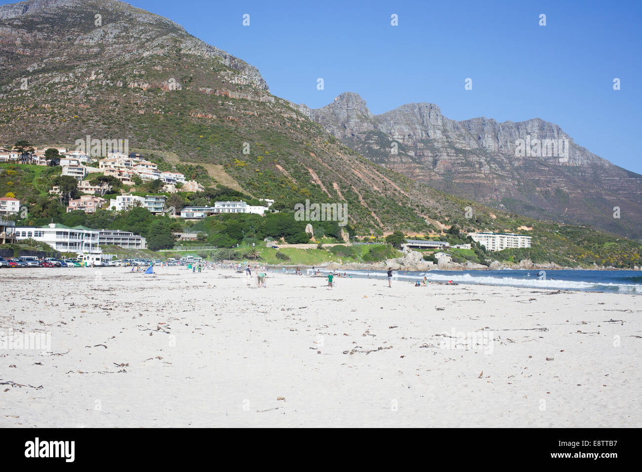 Ein Blick über Hout Bay Strand mit Chapmans Peak im Hintergrund. Stockfoto