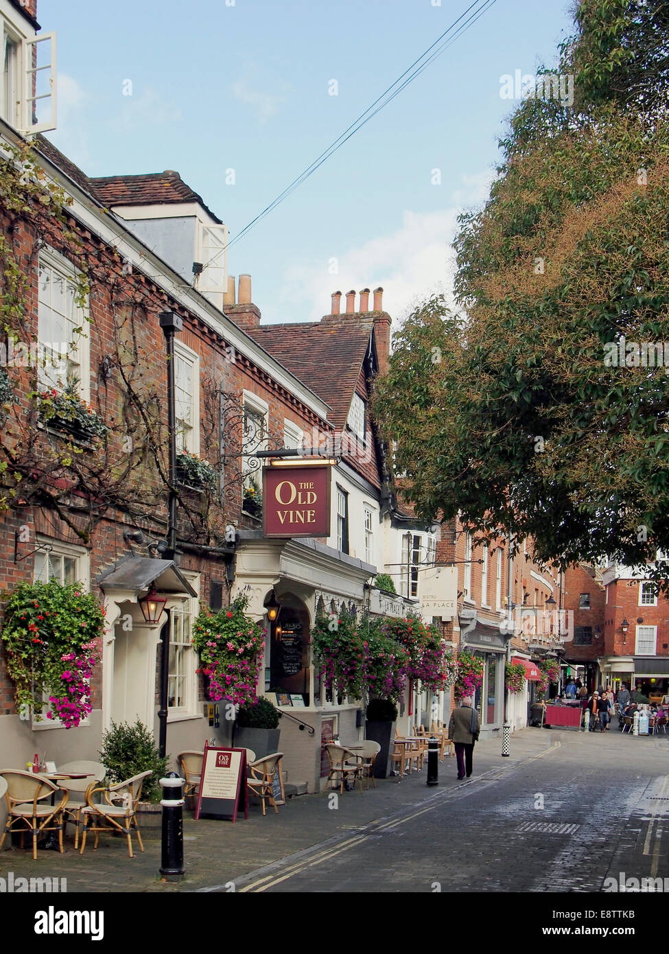 Außenansicht der alten Rebe Pub und Restaurant in großen Minster Street, Winchester Mitte Oktober mit Blick auf den Platz. Stockfoto