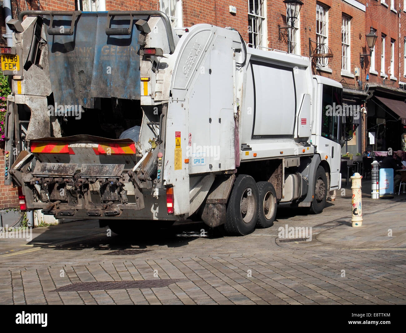 Warenkorb Staub oder verweigern Sammlung Fahrzeug Blöcke eine Gasse in der Altstadt von Winchester, Hampshire Stockfoto