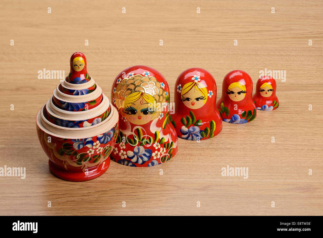 Linie von fünf roten russischen Puppen eröffnet Stockfoto