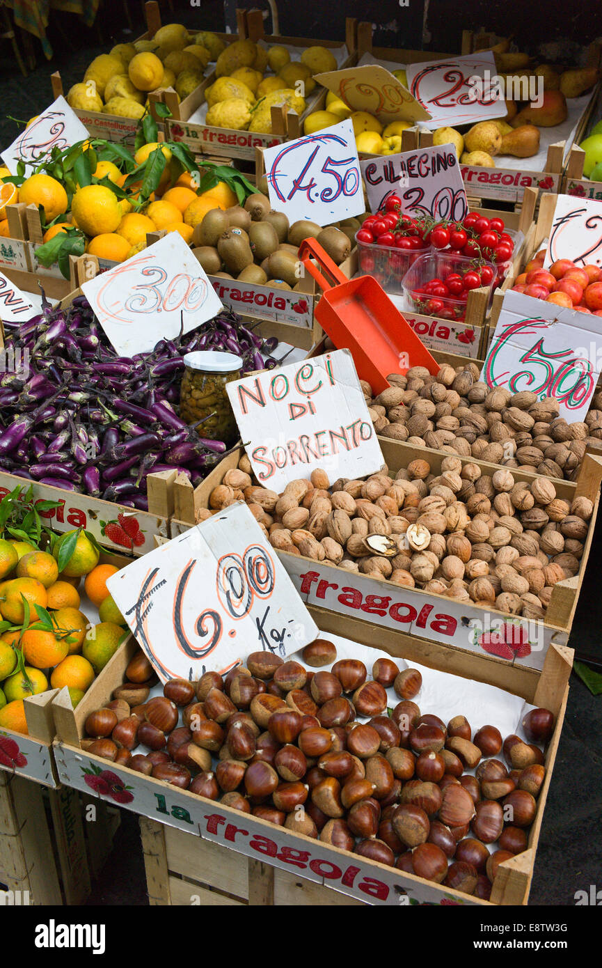 Frisches Obst, Gemüse und Nüssen für den Verkauf von einem Straßenmarkt stall in Sorrent, Italien Stockfoto