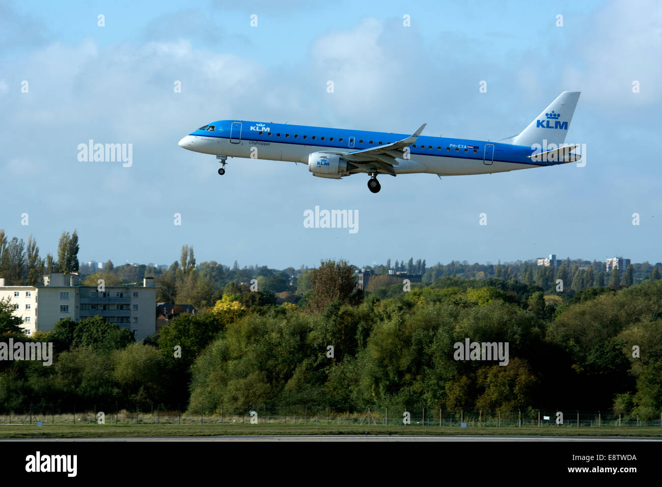 KLM Cityhopper Embraer ERJ-190 Flugzeuge landen am Flughafen Birmingham, UK Stockfoto