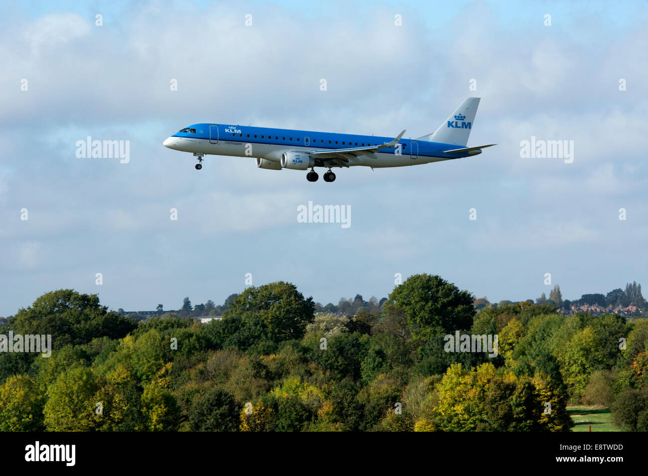 KLM Cityhopper Embraer ERJ-190 Flugzeuge landen am Flughafen Birmingham, UK Stockfoto