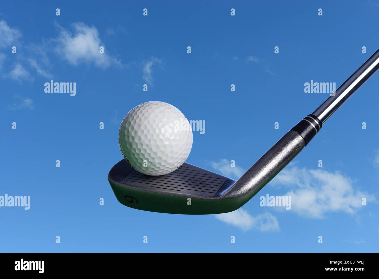 Golfball auf einem Golfclub im freien Stockfoto