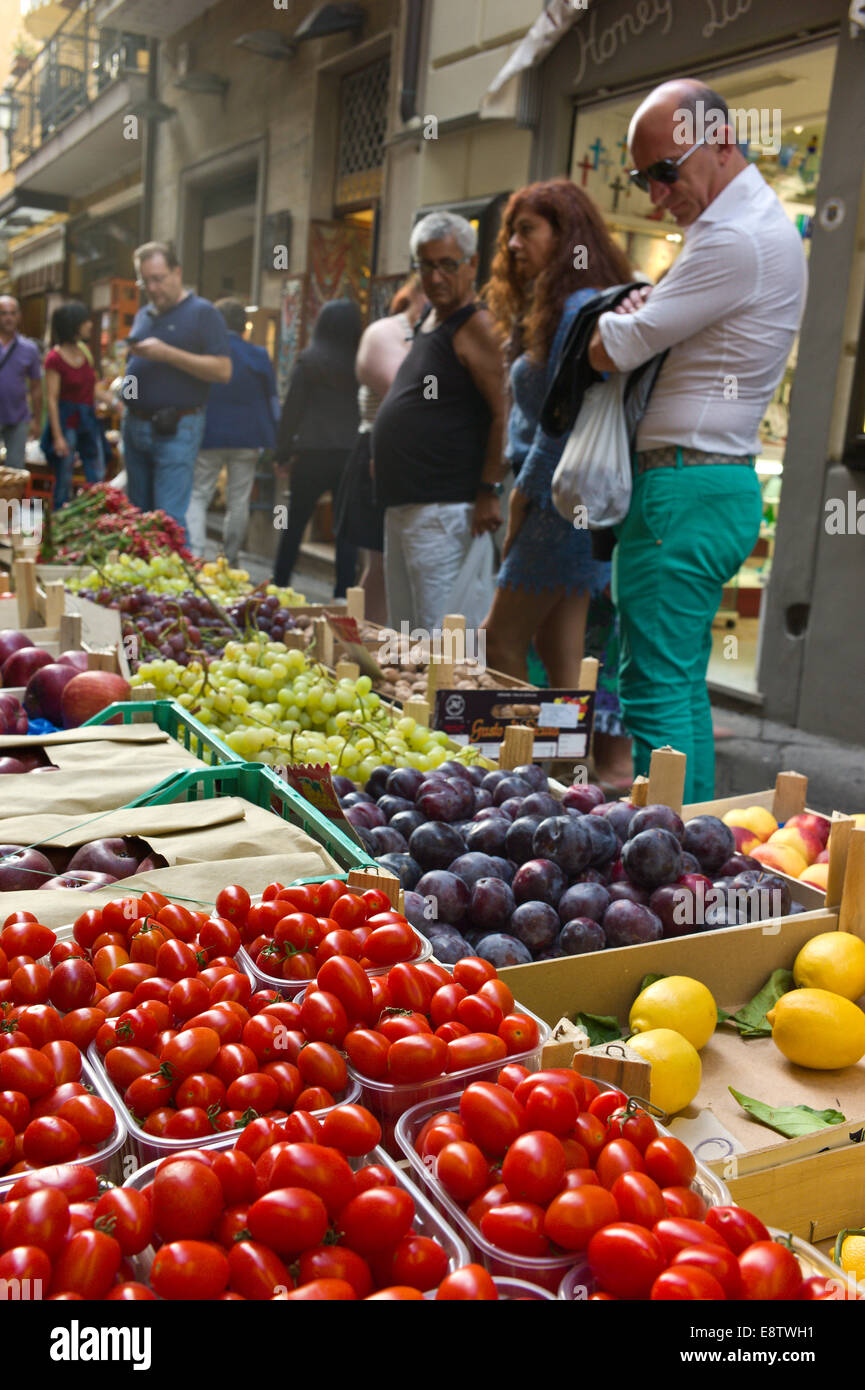 Frisches Obst und Gemüse für den Verkauf auf einem Straßenmarkt Stall in Sorrent, Italien Stockfoto