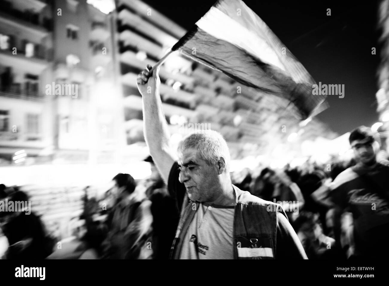 Thessaloniki, Griechenland. 14. Oktober 2014. Kurden leben in Griechenland protestieren in Thessaloniki während der pro-kurdischen Demonstration gegen Angriffe von islamischen Staat Aufständischen Ausrichtung auf die syrische Stadt Kobane in Thessaloniki, Griechenland am 14. Oktober 2014 ins Leben gerufen. Bildnachweis: Konstantinos Tsakalidis/Alamy Live-Nachrichten Stockfoto