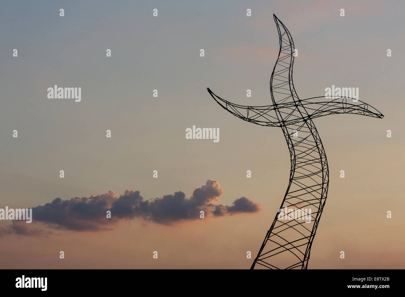 "Emscher" Kunstfestival. Skulptur: "Zauberlehrling"-"Der Zauberlehrling" in Oberhausen, "tanzende" Strommast. Stockfoto