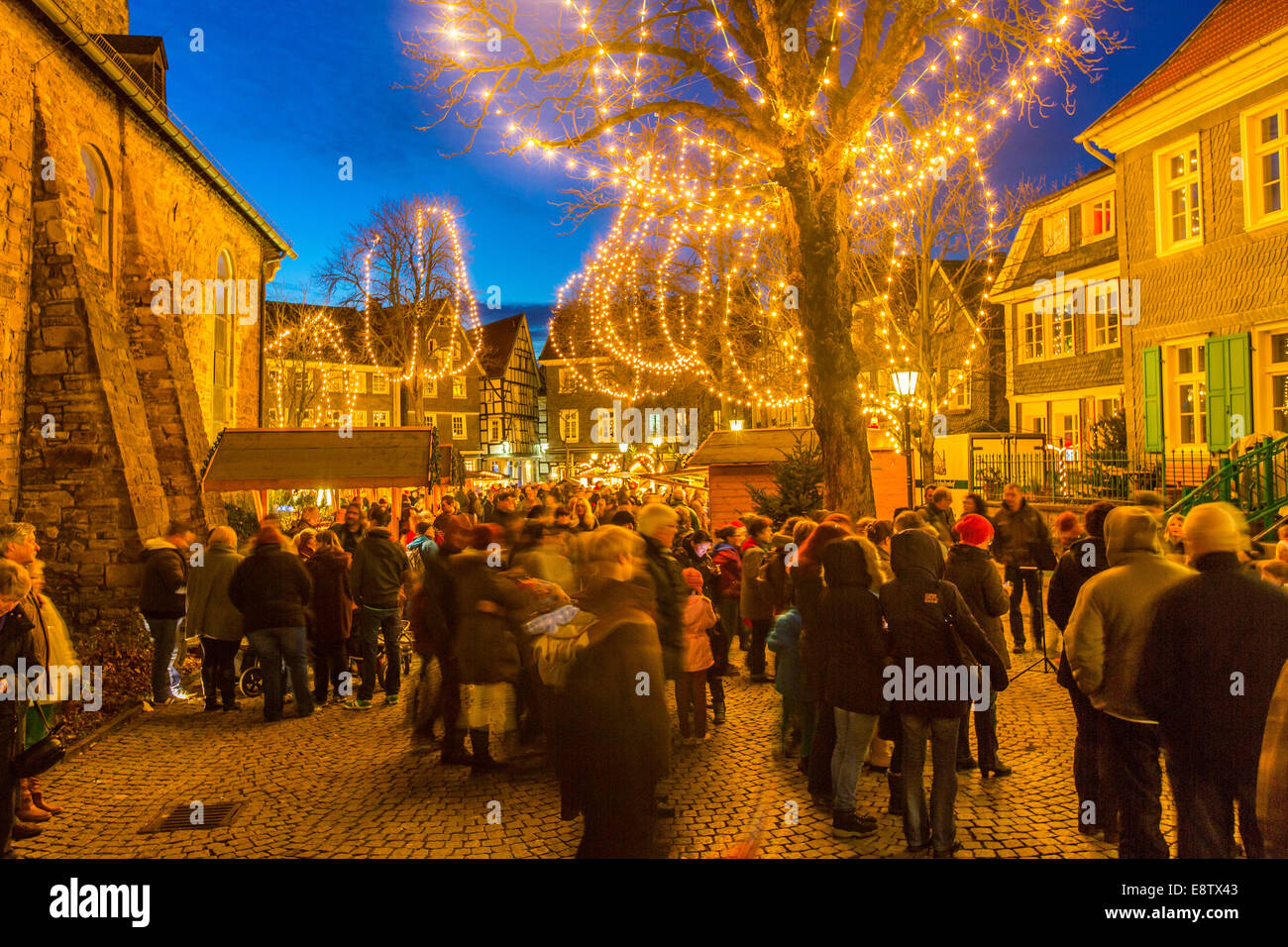 Weihnachtsmarkt in der historischen Altstadt von Hattingen, Deutschland