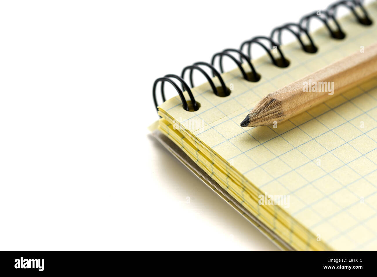 Bleistift und Notizblock auf weißem Hintergrund Stockfoto