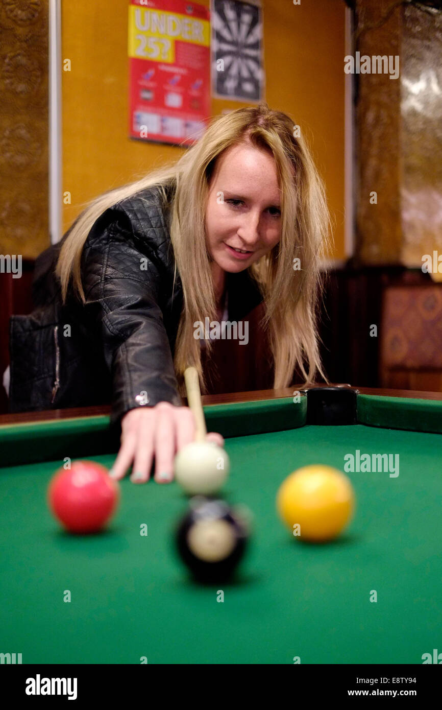 junge Frau Billard in einem traditionellen britischen Pub der Eldon Arme Southsea England uk Stockfoto