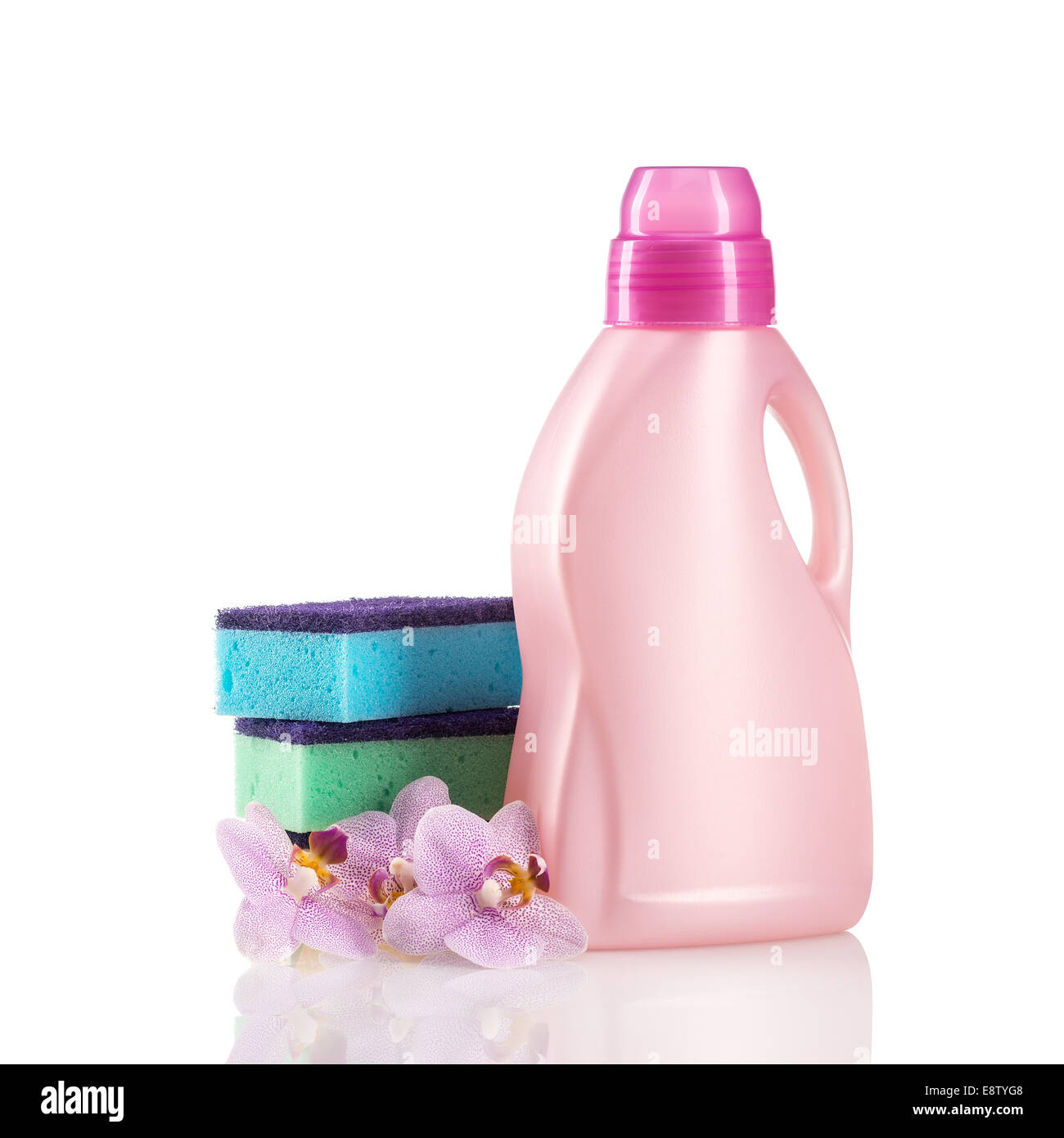 Kunststoff-Flaschen von Reinigungsmittel und Schwämme. Isoliert auf weißem Hintergrund Stockfoto