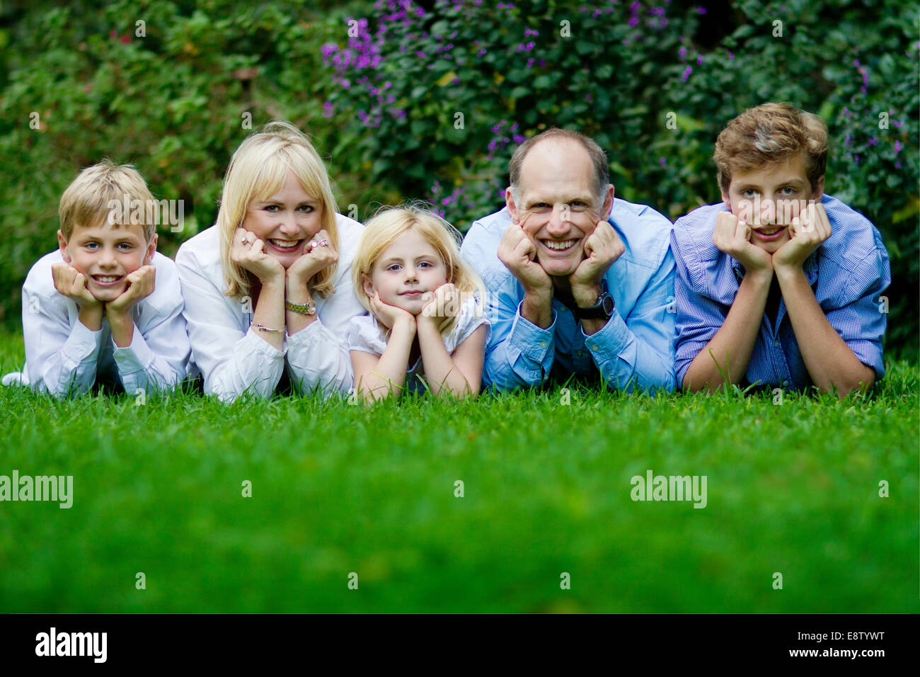 Familie von fünf liegen auf dem Rasen, professionellen Familienfoto Stockfoto
