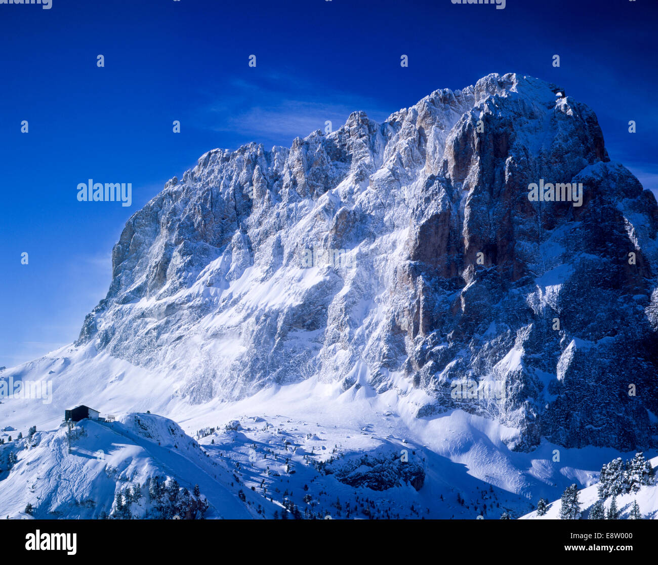 Die Sonne fangen eine Schnee bedeckt Felswand auf der Langkofel Langkofel Wolkenstein Dolomiten Italien Stockfoto