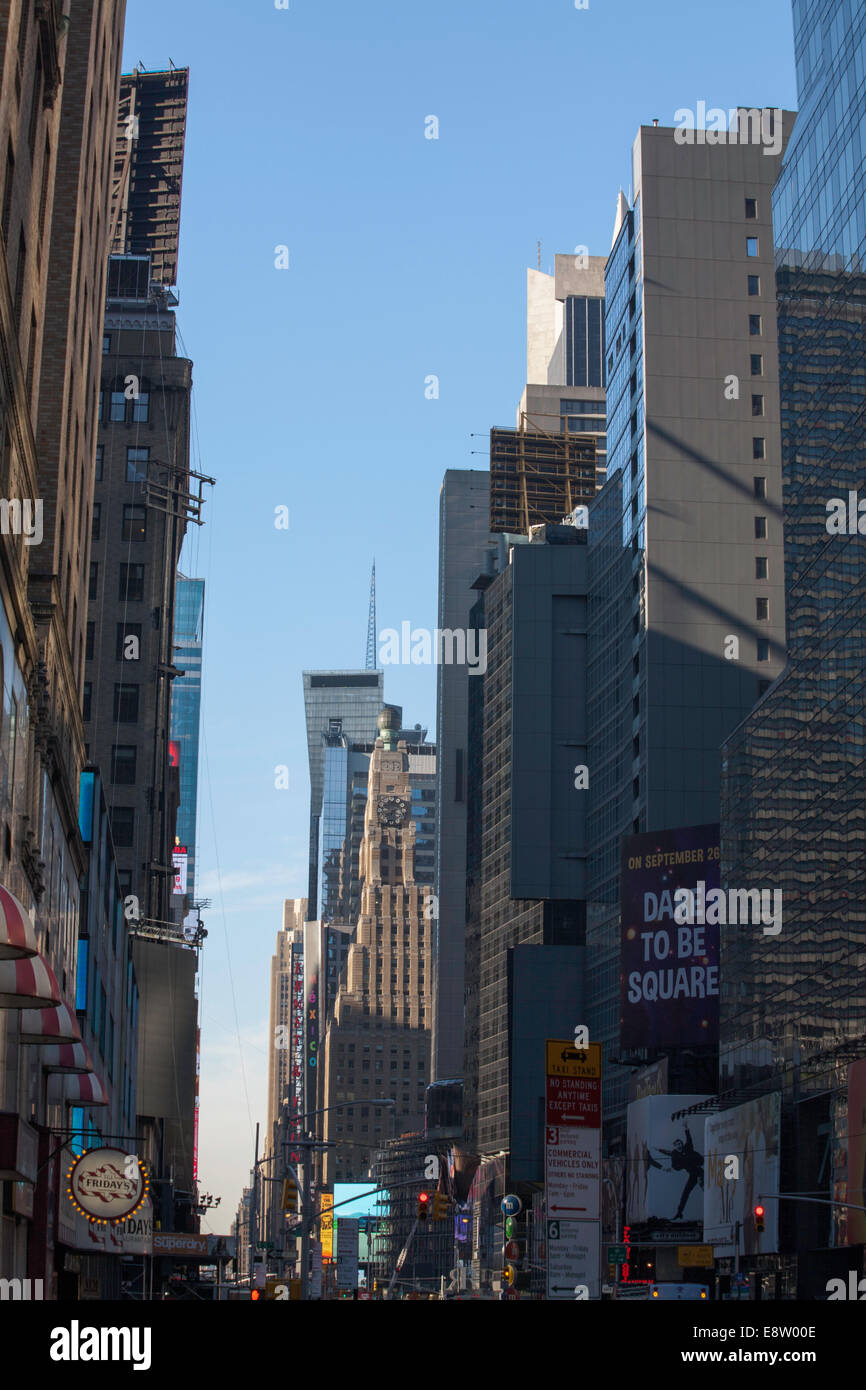 Broadway-Skyline mit Blick auf The Paramount Building am Broadway zwischen West43 und West 44 St Manhattan New York City USA Stockfoto