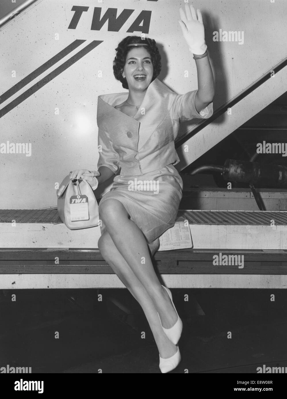 New York, New York, USA. 18. Juli 1959. HELENE SAVIGNY, 24, aus Belgien die schönste Jungfrau, verabschiedet sich vor dem Einsteigen in ein TWA Düsenflugzeug nach Los Angeles, wo sie ihre Schönheit gegen andere internationale Königinnen um den begehrten Titel der Miss Universe entsprechen wird. Sie legte in den Top 15 1.. © KEYSTONE Bilder/ZUMA Wire/ZUMAPRESS.com/Alamy Live-Nachrichten Stockfoto