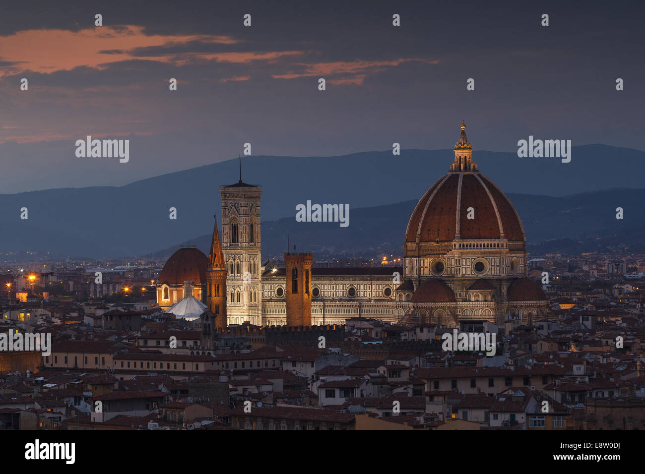 Santa Maria del Fiore Kathedrale in der Nacht vom Piazzale Michelangelo, Florenz, Toskana, Italien. Stockfoto