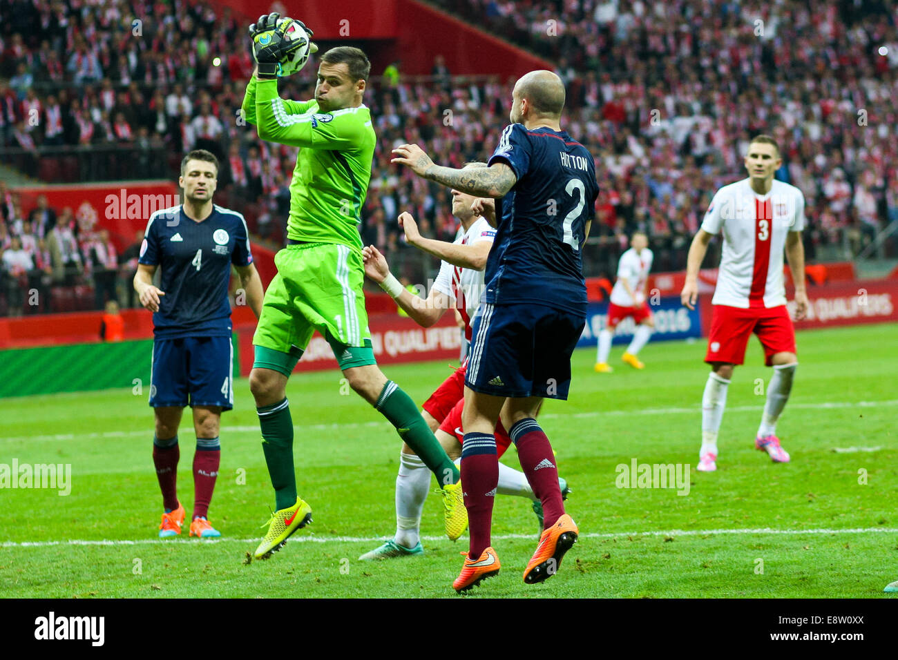 Warschau, Polen. 14. Oktober 2014. Euro 2016 Fußball Qualifikation zwischen Polen und Schottland. David Marshall (SCO) sammelt das Kreuz im Frton von Alan Hutton (SCO) Credit: Action Plus Sport Bilder/Alamy Live News Stockfoto