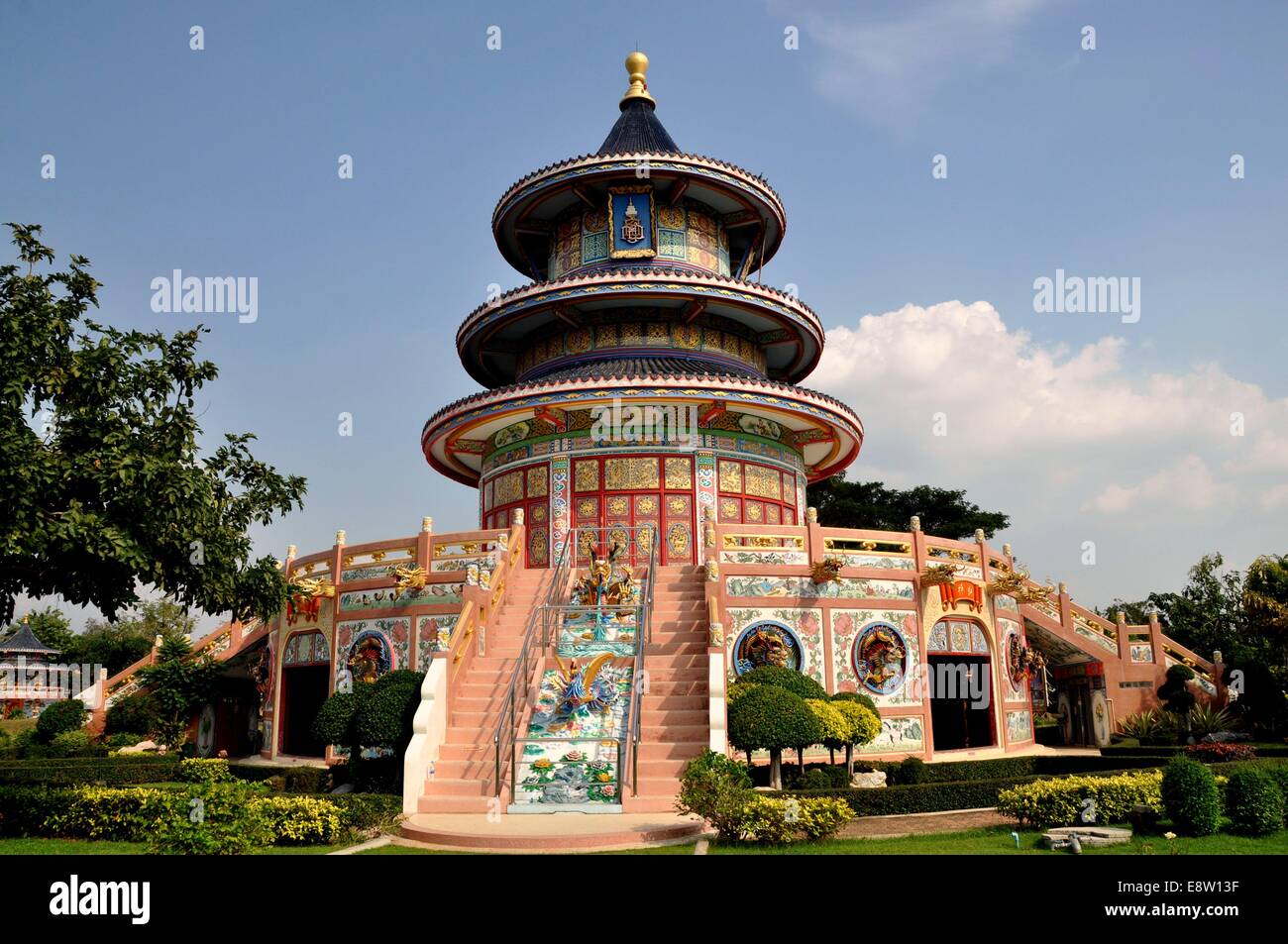 KANCHANABURI, THAILAND den herrlichen kreisförmigen Pavillon auf der