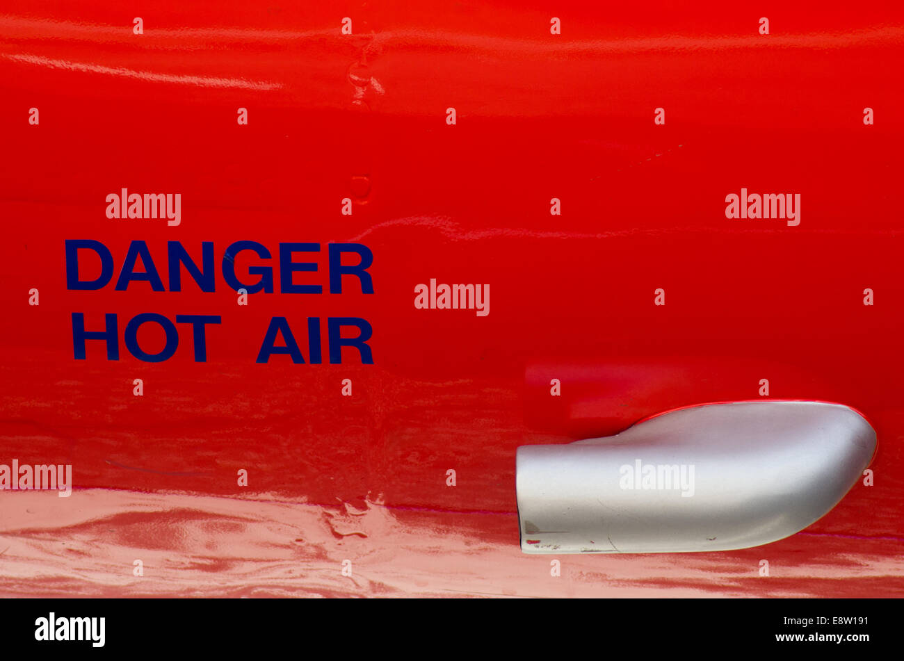 Gefahr heiße Luft! Aufgenommen am hinteren Rumpf eines Flugzeugs Red Arrow Stockfoto