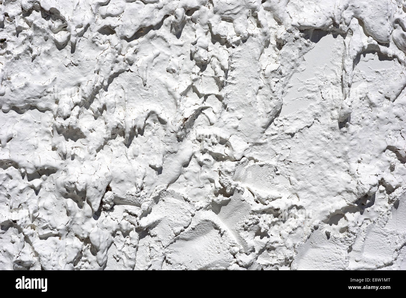 Eine Außenwand mit sehr dicken Stuck weiß lackiert mit Schatten. Stockfoto