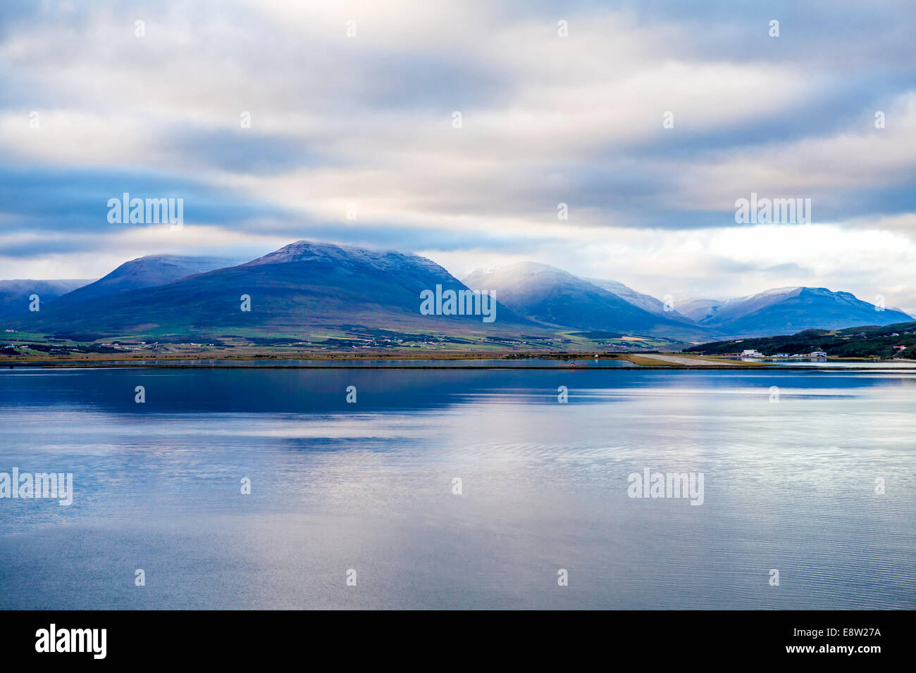 Landschaft am Meer in Akureyri in Island entnommen. Stockfoto