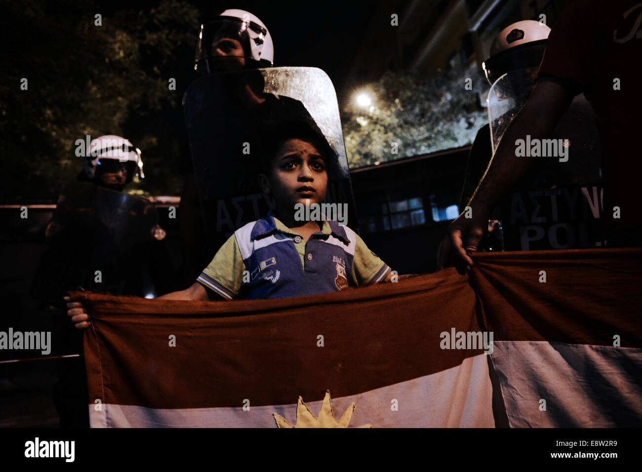 Thessaloniki, Griechenland. 14. Oktober 2014. Hunderte von kurdischen Immigranten in Griechenland und griechischen Menschen demonstrierten in Thessaloniki gegen die Angriffe des islamischen Staates (ISIS) in der syrischen Stadt Kobane und die türkische Regierung Haltung über die Krise in Syrien Credit: Giannis Papanikos/Alamy Live News Stockfoto