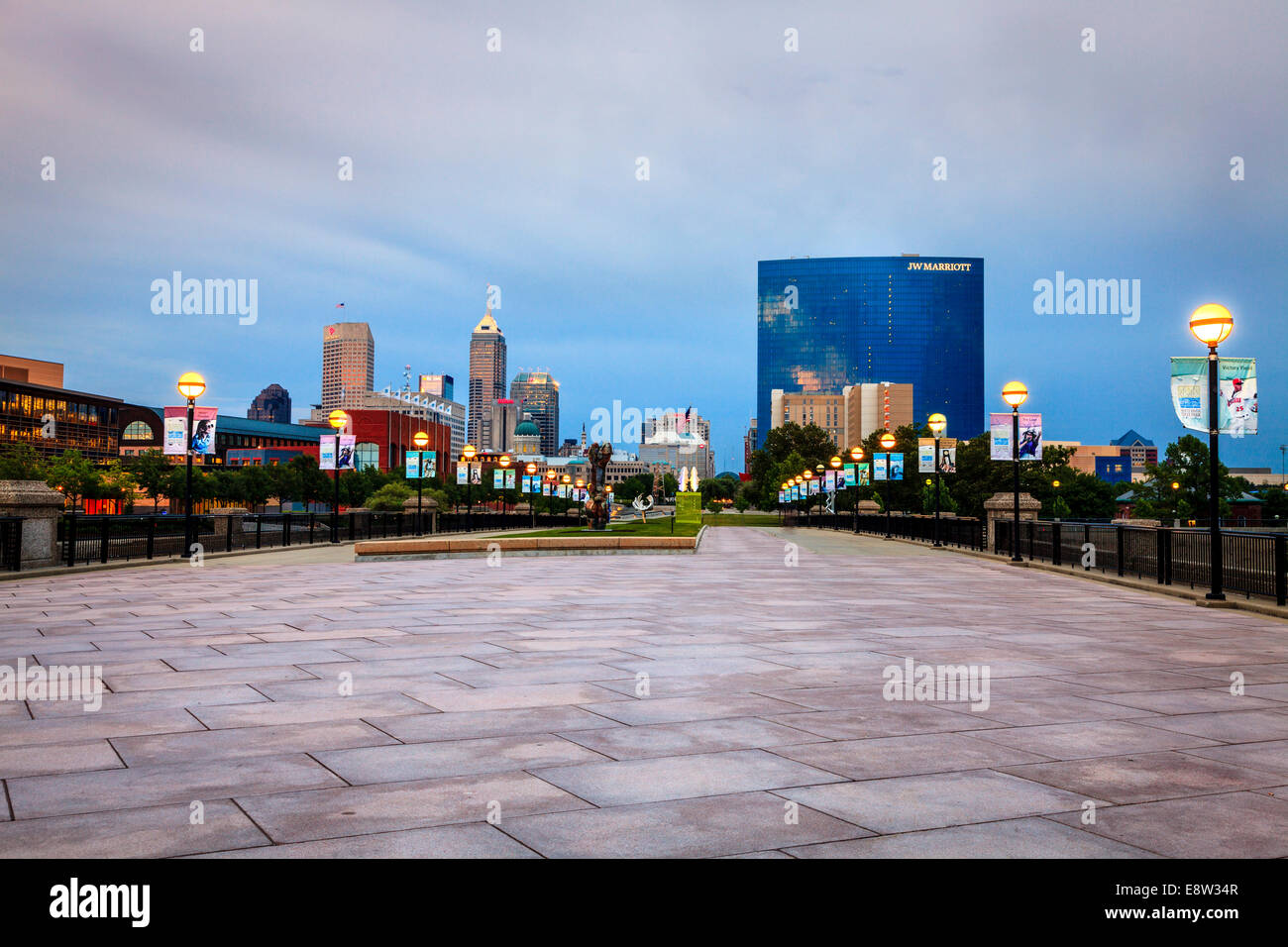 Indianapolis downtown, wie gesehen von der Fußgängerbrücke in White River Stockfoto