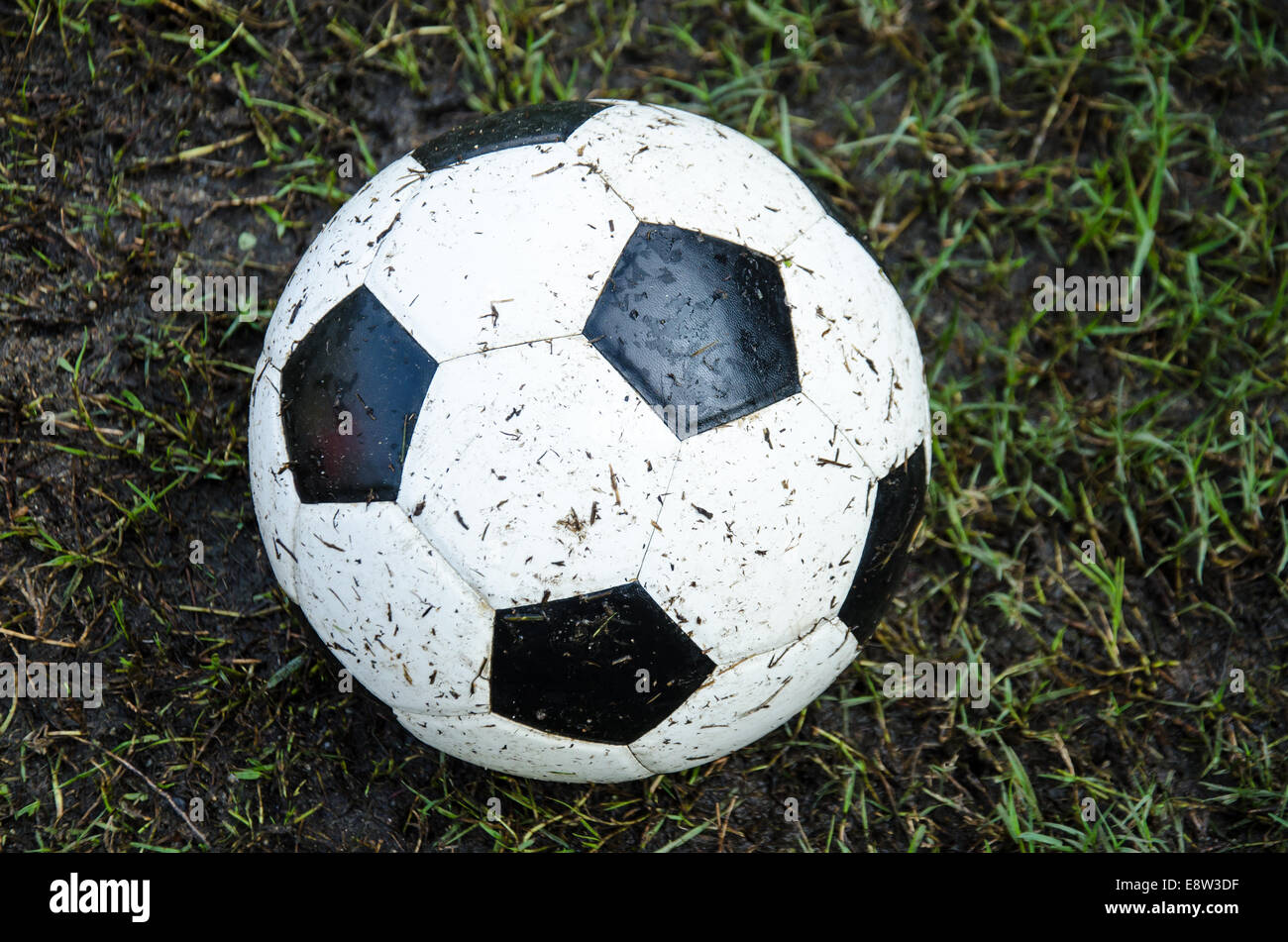 schmutzige Fußball auf schmutzigen Boden für das Spiel in der Regenzeit Stockfoto