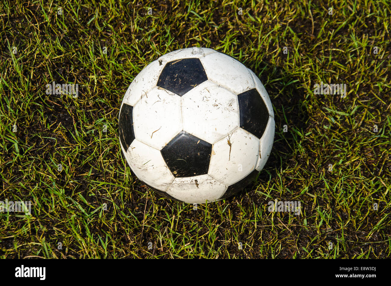 schmutzige Fußball auf schmutzigen Boden für das Spiel in der Regenzeit Stockfoto