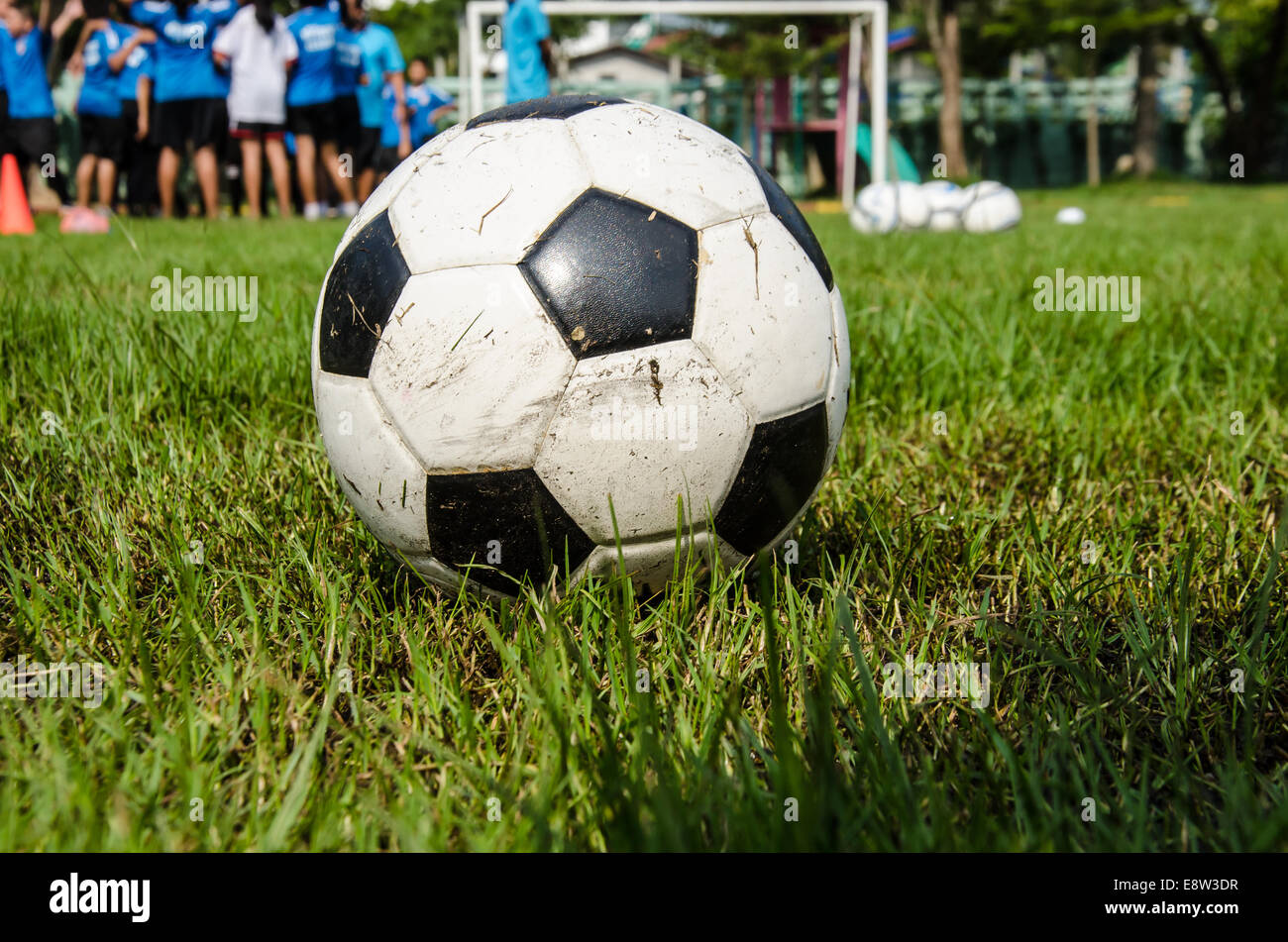 schmutzige Fußball auf schmutzigen Boden für das Spiel in der Regenzeit Stockfoto